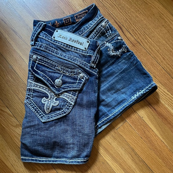 ***price Reduction*** Rock Revival Scarlett Embellished Mid Rise shorts. Org $52 - Picture 1 of 5